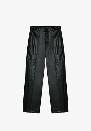 Hochtaillierte schwarze Lederhosen mit weitem Bein und vorderen Taschen, ausgestattet mit einem Knopfverschluss und glatter Oberfläche.