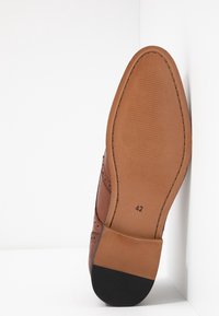 Pier One Elegantní šněrovací boty - cognac