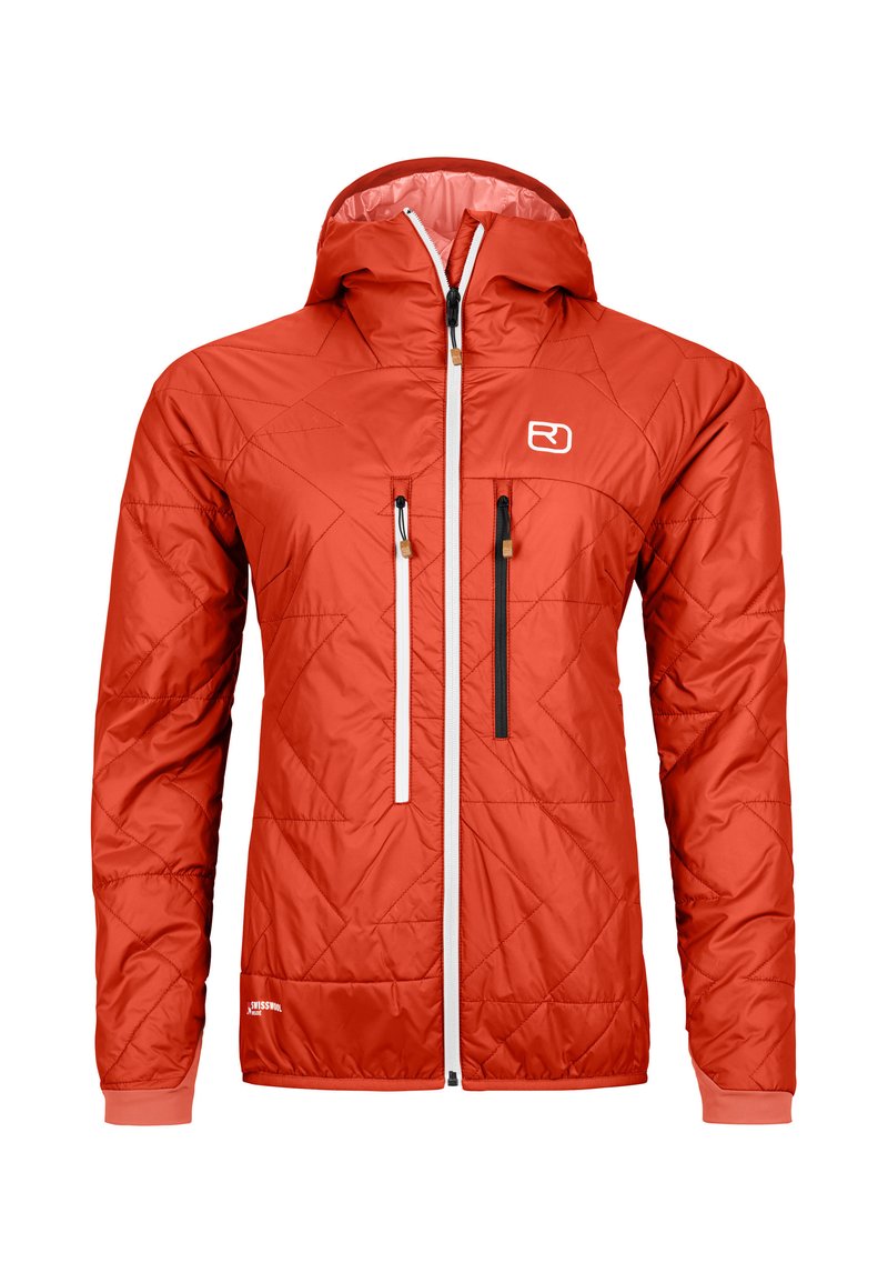 Rote isolierte Jacke mit Kapuze, mit gestepptem Textur, weißen und schwarzen Reißverschlüssen sowie zwei Fronttaschen. Akzente in hellorange.