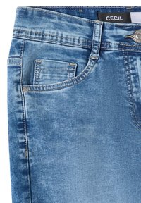 Jean en denim bleu clair avec texture délavée, poche avant avec rivet, passants pour ceinture, fermeture à bouton et étiquette de marque visible "CECIL".