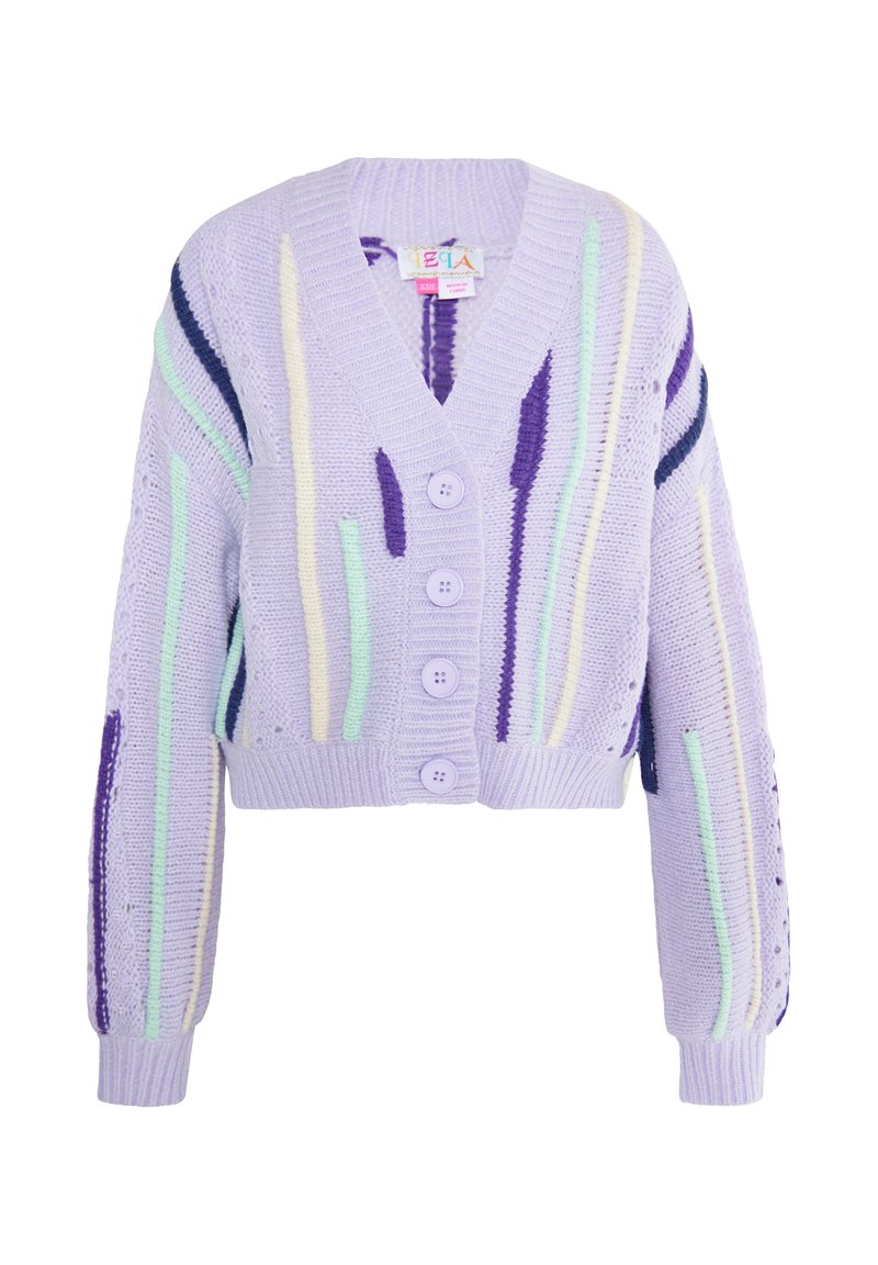 Svetlofialový skrátený sveter s V-výstrihom, s horizontálnymi pruhmi v mäte, svetlej žltej a tmavej fialovej. Päť zodpovedajúcich gombíkov vpredu.