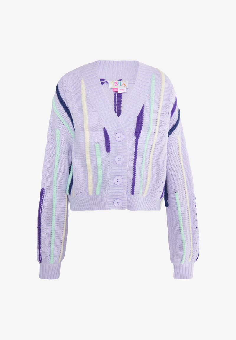 Svetlofialový skrátený sveter s V-výstrihom, s horizontálnymi pruhmi v mäte, svetlej žltej a tmavej fialovej. Päť zodpovedajúcich gombíkov vpredu.