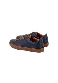 Marineblaue Ledersneaker mit strukturiertem Finish, braunen Schnürsenkeln und Gummisohlen. Runde Zehenform und Low-Top-Design. Dezente Rückenmarkierung.
