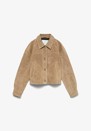 Veste en daim beige avec col pointu, quatre boutons en écaille de tortue sur le devant, manches longues et deux poches latérales.