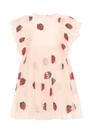 Jasnoróżowa sukienka dla małego dziecka z falbaniaste rękawy, ozdobiona czerwonymi aplikacjami truskawek rozmieszczonymi na tkaninie.