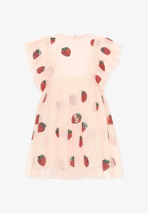 Robe rose pâle pour tout-petit avec manches volantées, décorée d'appliques de fraises rouges dispersées sur le tissu.