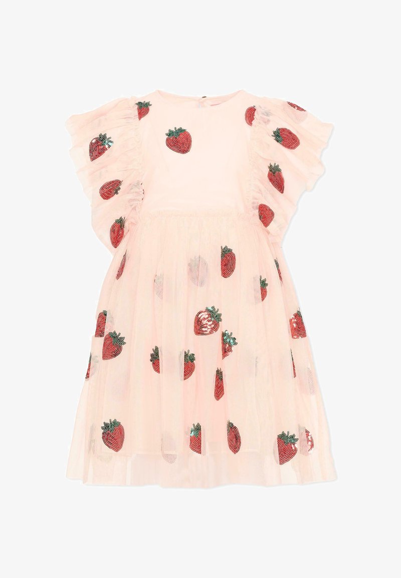 Robe rose pâle pour tout-petit avec manches volantées, décorée d'appliques de fraises rouges dispersées sur le tissu.
