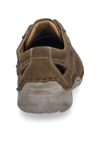 Ruskeat nahkakengät, joissa on pehmeä pinta, pyöristetty takakappale, ommelty yksityiskohta ja leikkuut sivuilla hengittävyyden lisäämiseksi.