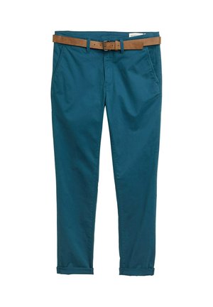 Teal slim-fit broeken met voorzakken en manchet, gecombineerd met een bruine leren riem met een metalen gesp.