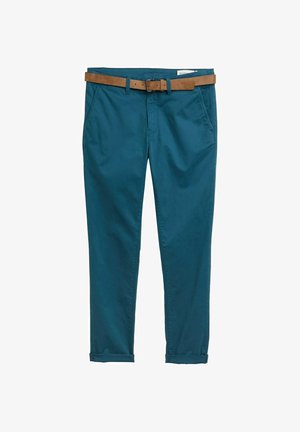 Teal slim-fit broeken met voorzakken en manchet, gecombineerd met een bruine leren riem met een metalen gesp.