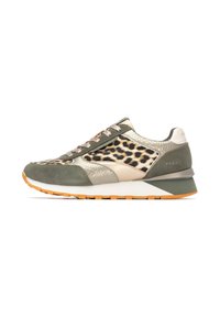 Zapatillas con estampado de leopardo que cuentan con gamuza verde, acentos metálicos y materiales texturizados. Suela de goma con un diseño distintivo en cuña.