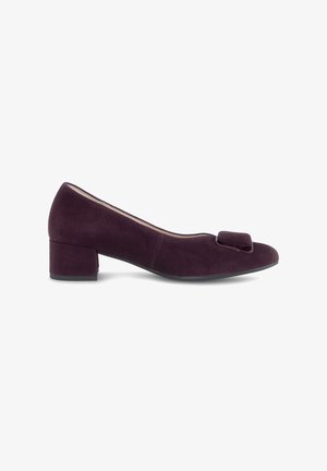 Chaussure pour femme en daim violet foncé à talon bas, munie d'une boucle décorative carrée sur le dessus et d'un bout arrondi, sur fond blanc.