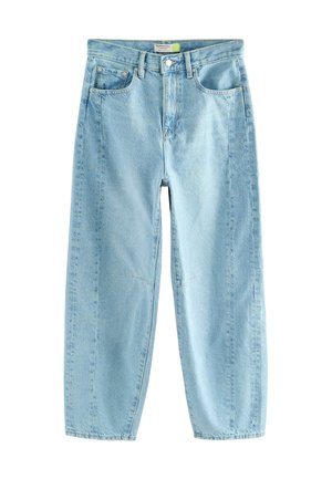 Hellblaue, hoch taillierte Jeans aus Denim mit Fronttaschen, Gürtelschlaufen, Knopfverschluss und geraden, zulaufenden Beinen vor weißem Hintergrund.