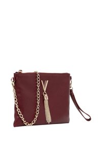 Borsa in pelle bordeaux con chiusura a zip, tracolla in catena dorata e un pon-pon decorativo con logo a V. Forma rettangolare elegante.