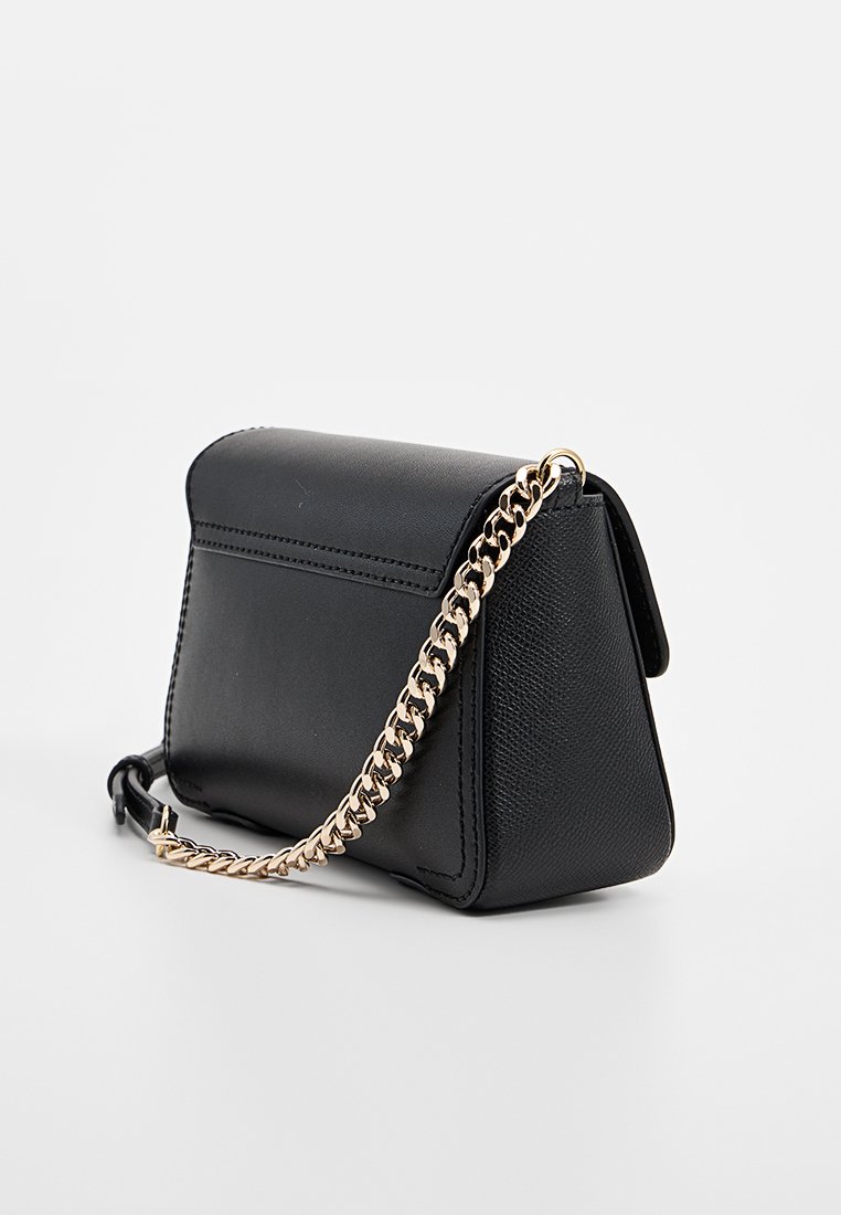 Borsa a tracolla nera in pelle con finitura testurizzata, forma triangolare e tracolla in metallo dorato. Presenta cuciture minime e chiusura a pattina.
