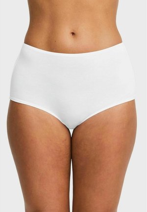 Vrouw draagt effen witte, hooggesneden onderbroek, toont middel en bovenbenen tegen een neutrale achtergrond.