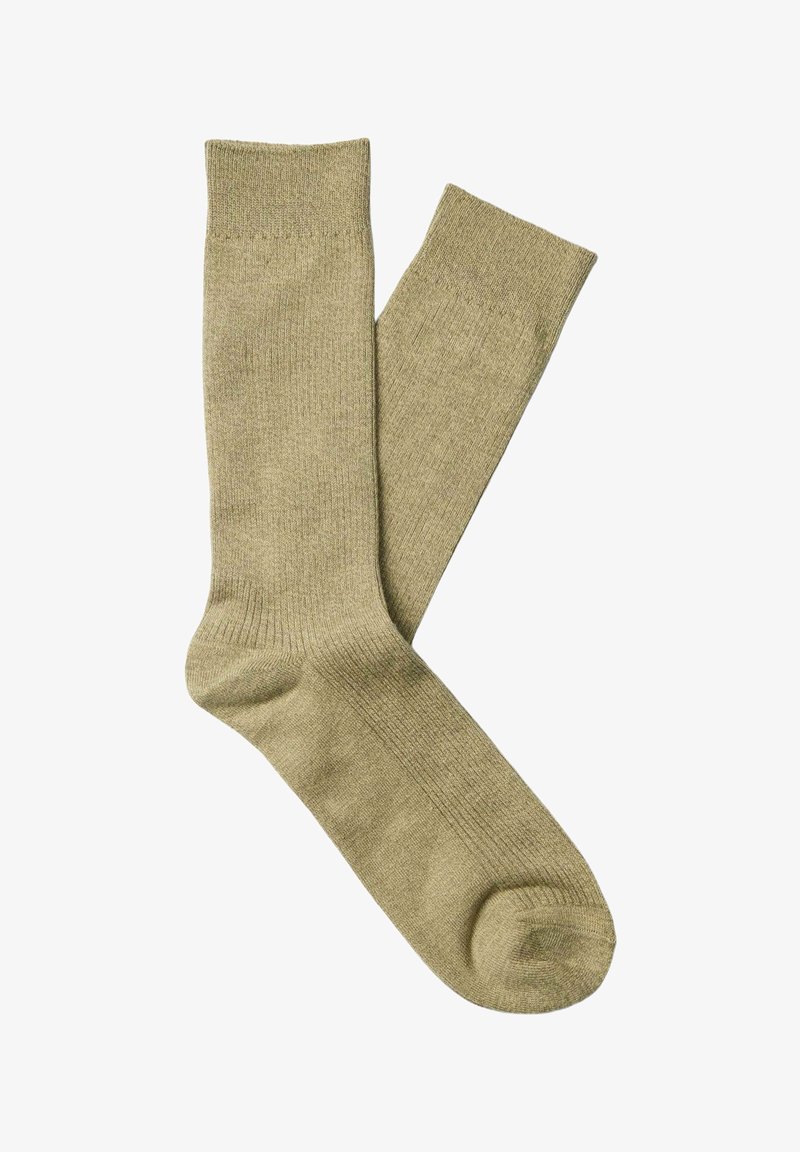 Paire de chaussettes mi-mollet unies vert olive avec bords côtes, talon et bouts renforcés, posées à plat sur un fond blanc.