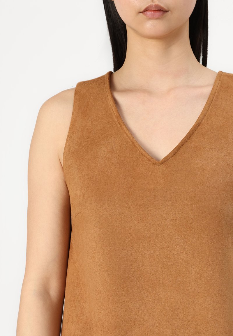 Braunes Wildleder-Top ohne Ärmel mit V-Ausschnitt, das eine glatte Textur und minimale Nähdetails aufweist.