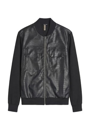 Chaqueta bomber negra con paneles frontales de textura de cocodrilo, dos bolsillos con solapa, cuello, puños y dobladillo acanalados, y cierre central con cremallera.