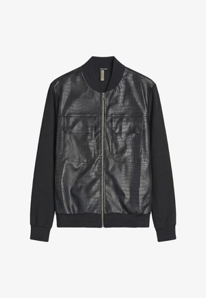 Chaqueta bomber negra con paneles frontales de textura de cocodrilo, dos bolsillos con solapa, cuello, puños y dobladillo acanalados, y cierre central con cremallera.