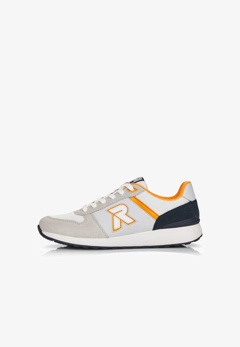 Hardloopschoenen voor heren met een lichtgewicht ontwerp, voorzien van een grijze suede en witte mesh bovenkant, oranje accenten en een marineblauwe rubberen zool.