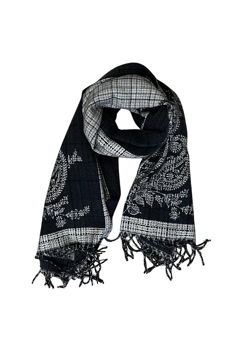 Sciarpa bianca e nera realizzata in tessuto testurizzato, con un motivo paisley e bordi frangiati, e un design a scacchi lungo la parte superiore.