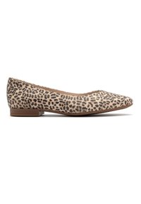 Scarpe flat con stampa leopardata, caratterizzate da una punta tonda, tomaia in tessuto liscio, tacco basso marrone e design minimalista.