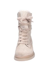 Stivaletto in camoscio beige con un morbido rivestimento in pelliccia texture al colletto, chiusura con lacci frontale e suola imbottita per il massimo comfort.