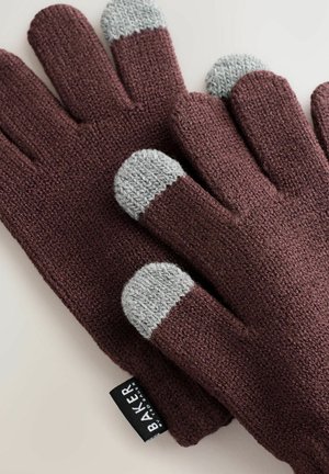 Dopasowane rękawice dziane w kolorze burgundowym z szarymi końcówkami. Charakteryzują się gładką fakturą oraz metką z napisem "BAKER". Projekt obejmuje pięć oddzielnych miejsc na palce.