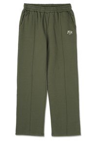 Ελαιόχρωμες φόρμες με ελαστική μέση, πλάγιες τσέπες και διακριτές ραφές μπροστά. Το ύφασμα φαίνεται μαλακό και άνετο.