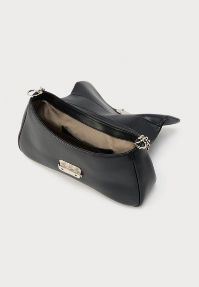 Μαύρη δερμάτινη τσάντα με καμπυλωτό σχεδιασμό, ασημένια μεταλλικά στοιχεία και μπεζ εσωτερικό. Διαθέτει ανοιχτό άνω μέρος με δύο θήκες που κλείνουν με φερμουάρ.