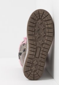 Sapatilha atlética cinza e rosa com sola de borracha texturizada; apresenta um detalhe felpudo e um design de desenho de padrão; exibe a notação de tamanho 28.