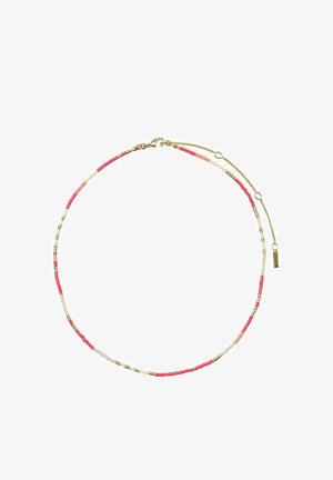 Šarena ogrlica od perlica koja sadrži male crvene, ružičaste i krem boje perlice raspoređene uz zlatne akcentne perlice; ima kopču na zatvaranje i podesivu dužinu.