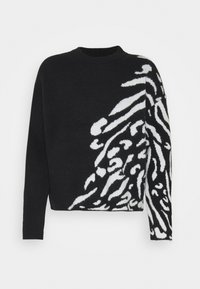 Schwarzer Pullover mit einem weißen abstrakten Muster auf einer Seite. Er hat einen runden Hals und lange Ärmel, hergestellt aus einem weichen, strukturierten Stoff.