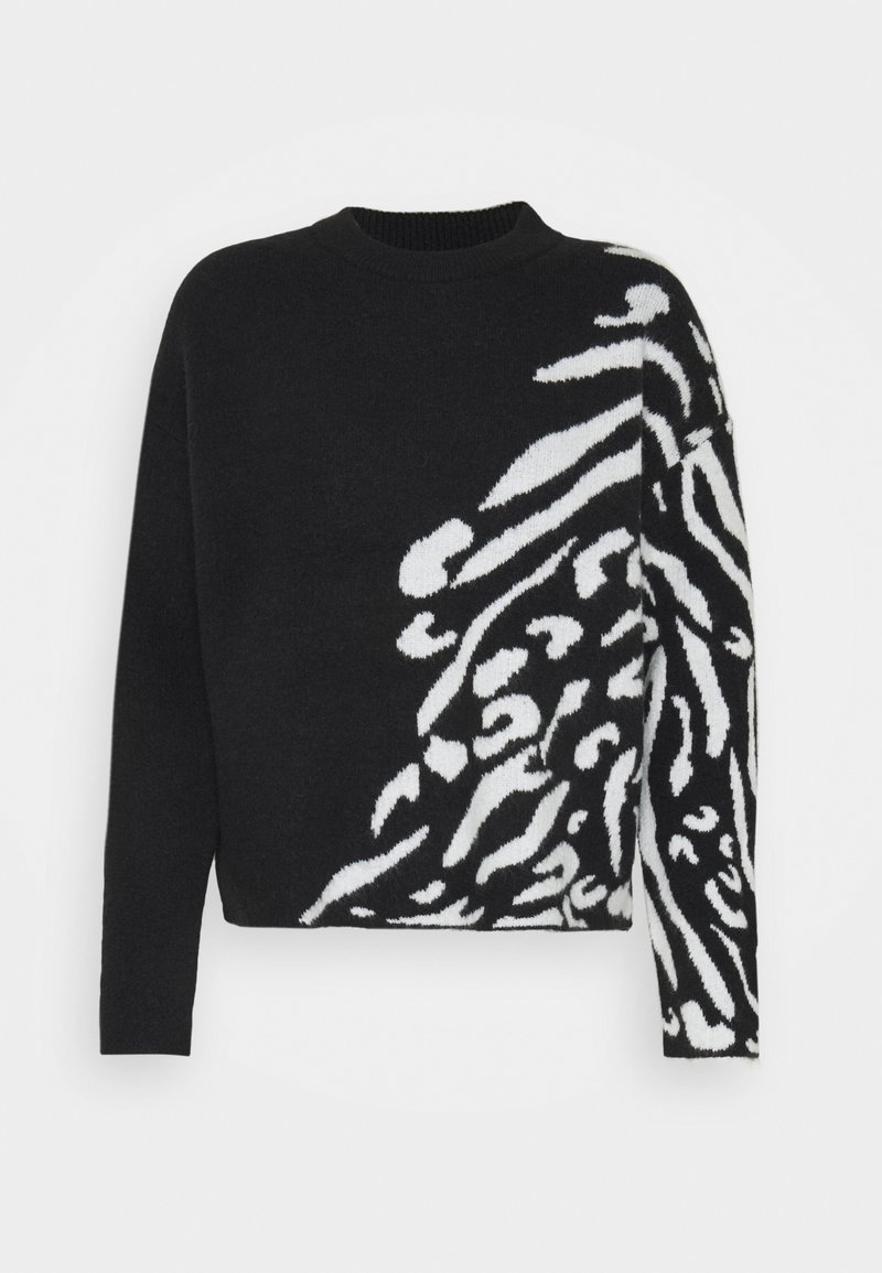 Schwarzer Pullover mit einem weißen abstrakten Muster auf einer Seite. Er hat einen runden Hals und lange Ärmel, hergestellt aus einem weichen, strukturierten Stoff.