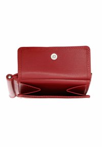 Portefeuille en cuir rouge ouvert montrant un compartiment principal vide et une fermeture par bouton-pression sur fond blanc.