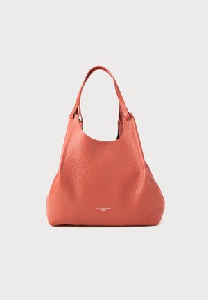 Bolsa tote de cuero coral con superficie texturizada, amplia apertura y dos asas resistentes. Presenta un logo sutil en la parte frontal.