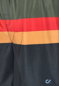 Miesten uima-shortsit, joissa on vaakasuorat raidat vihreänä, punaisena, keltaisena ja laivastonsinisenä. Ne on valmistettu sileästä, kevyestä kankaasta, ja niissä on logotiedosto.
