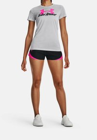 Šedé tričko s krátkými rukávy s černým a růžovým logem "Under Armour". Černé šortky s růžovými postranními akcenty. Bílé sportovní boty.