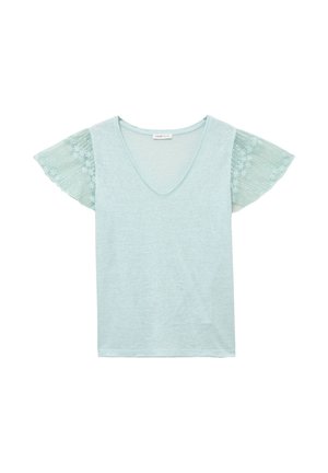 Top azul claro con escote en V y mangas campana transparentes bordadas con patrones florales.