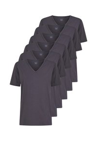 Set di otto t-shirt grigio scuro a collo a V con maniche corte, in cotone, caratterizzate da una texture liscia, disposte in fila.