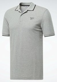 Polo Reebok gris clair à manches courtes avec bordure noire au col et aux bords des manches, patte à deux boutons et logo Reebok sur le côté gauche de la poitrine.