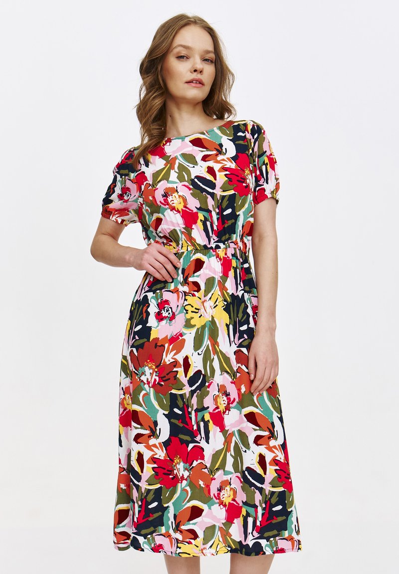 Kwiatowa sukienka midi z krótkimi rękawami, elastycznym paskiem w talii, kolorowymi wzorami botanicznymi na białym tle oraz zwiewnym materiałem.