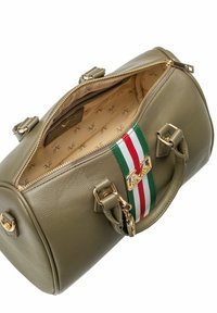 Olivengrüne Lederhandtasche mit goldfarbenen Beschlägen, ausgestattet mit einem Innenfutter und einem gestreiften Akzent in Rot, Weiß und Grün auf der Vorderseite.