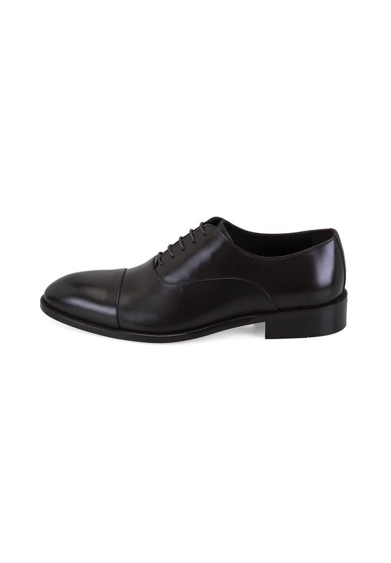 Schwarze Leder-Oxfordschuhe mit glatter Oberfläche, runder Zehenform, Schnürdesign und moderatem Absatz. Mit einem dezenten Kappenakzent.