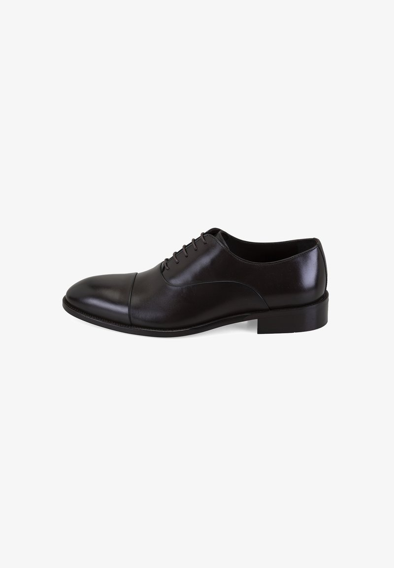 Schwarze Leder-Oxfordschuhe mit glatter Oberfläche, runder Zehenform, Schnürdesign und moderatem Absatz. Mit einem dezenten Kappenakzent.