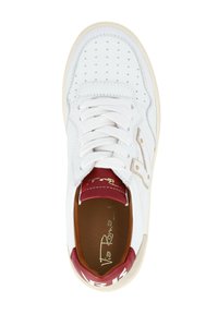 Sneaker in pelle bianca con tomaia perforata, dettagli rossi e suola beige. Include lacci bianchi e logo dorato sul plantare.