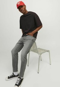 Jack & Jones JJIERIK JJCOOPER BREAKS - Vaqueros tapered - grey denim