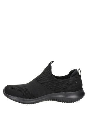 Zwarte slip-on sportieve schoen gemaakt van textuurgebonden materiaal, met een flexibele rubberen zool en een trekband op de hiel voor gemakkelijk aan- en uittrekken.