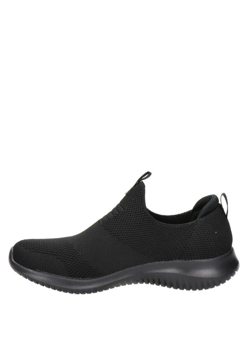Zwarte slip-on sportieve schoen gemaakt van textuurgebonden materiaal, met een flexibele rubberen zool en een trekband op de hiel voor gemakkelijk aan- en uittrekken.
